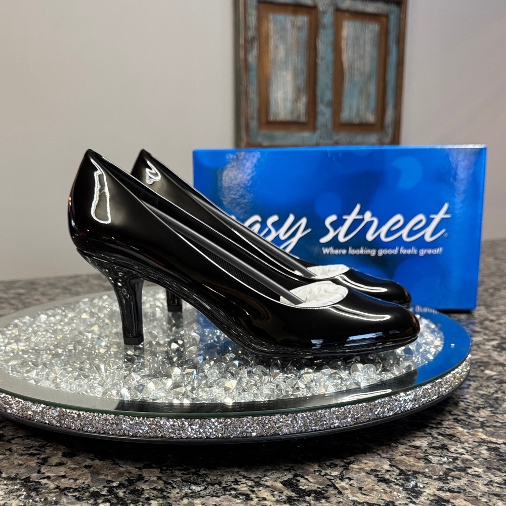 easy street Black Patent Heel Pumps NEW 9